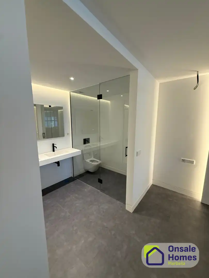 Badezimmer von Wohnungen zum Verkauf in Marbella mit Klimaanlage, Privatgarten und Abstellraum