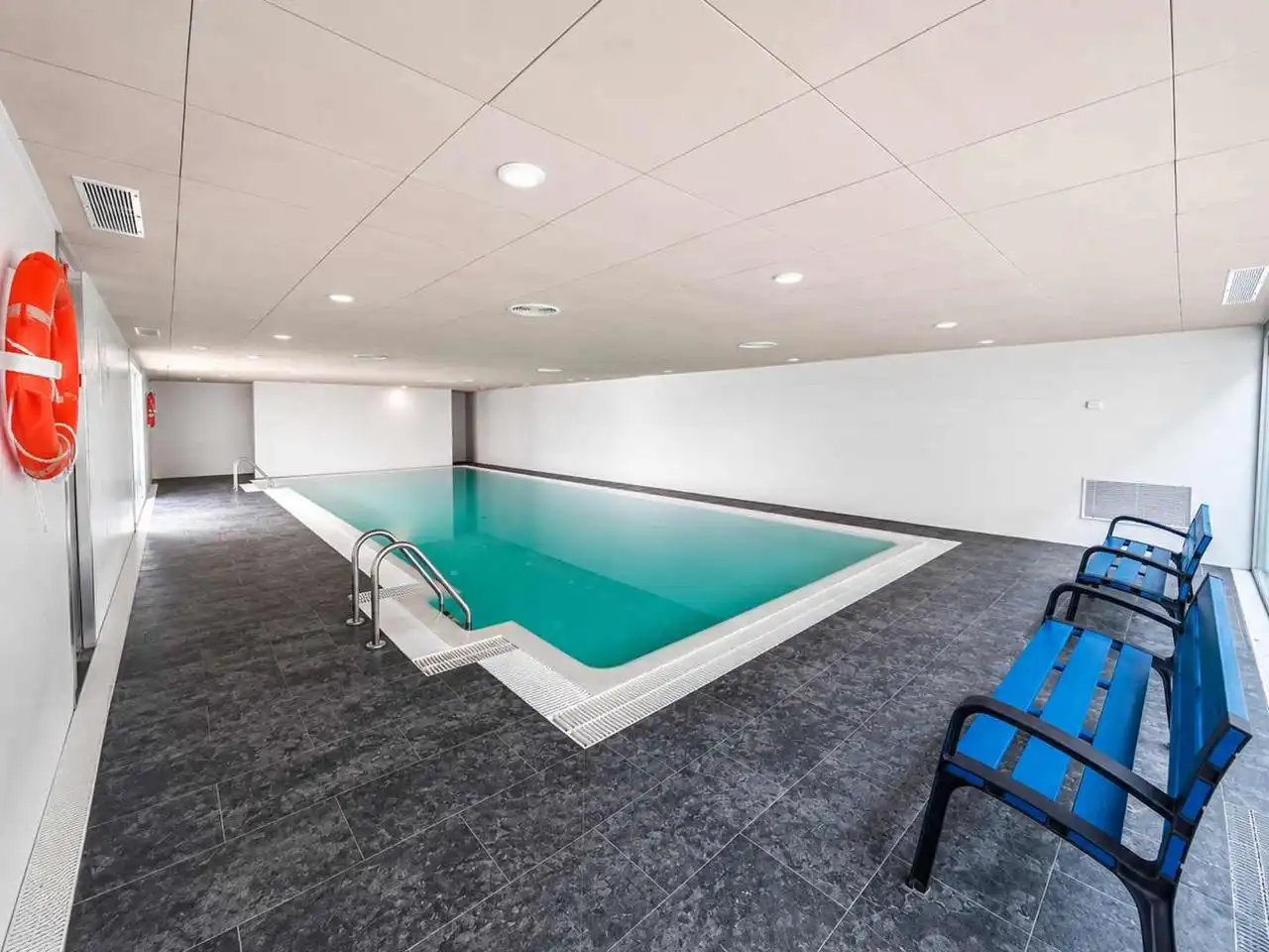 Schwimmbecken von Wohnungen zum Verkauf in Manilva mit Klimaanlage, Heizung und Terrasse