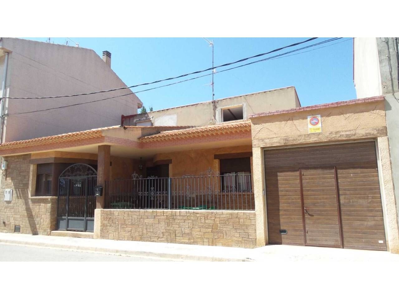 Exterior view of House or chalet for sale in Madrigueras