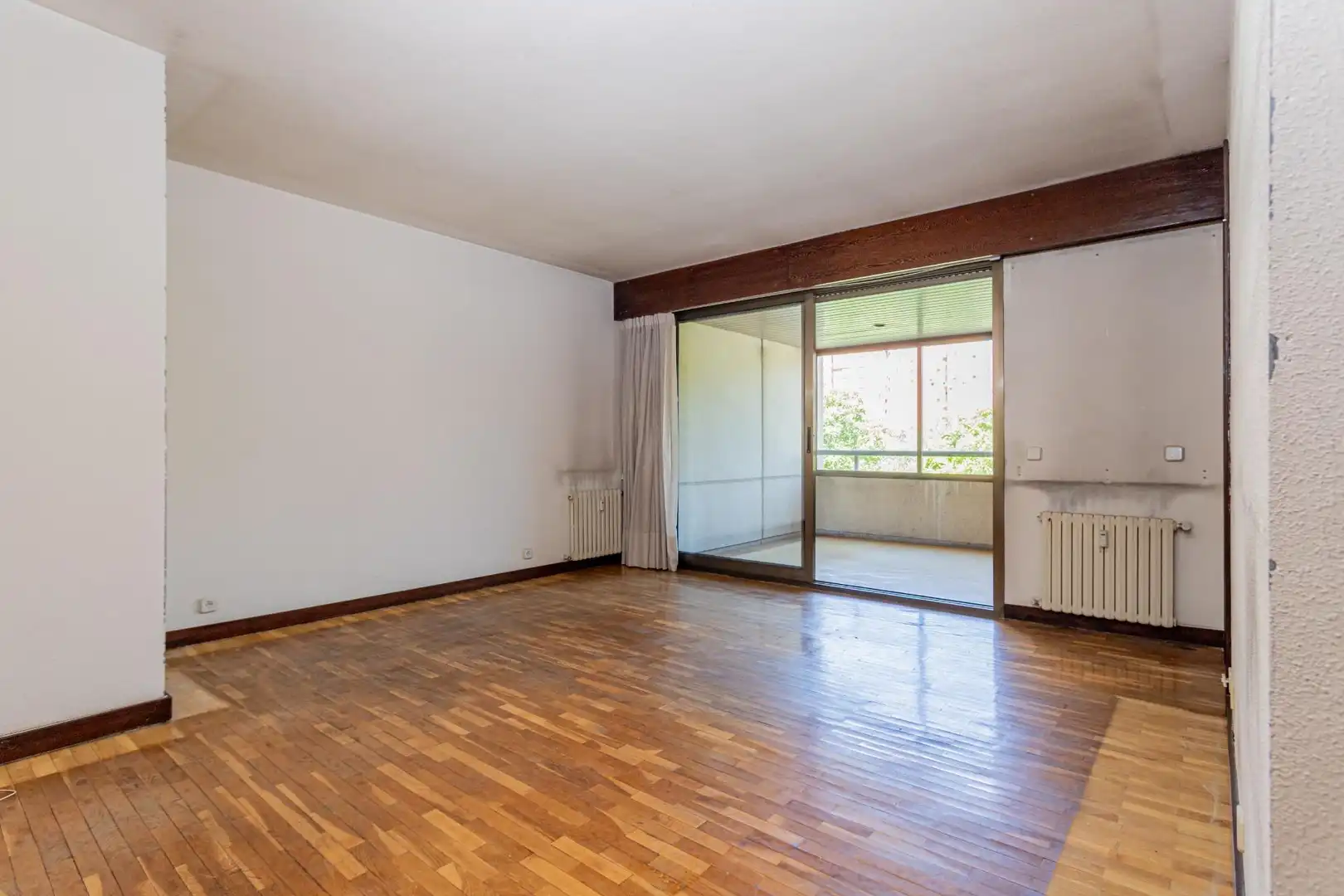 Living room of Flat for sale in Madrid  with Heating, Parquet flooring and Community pool
