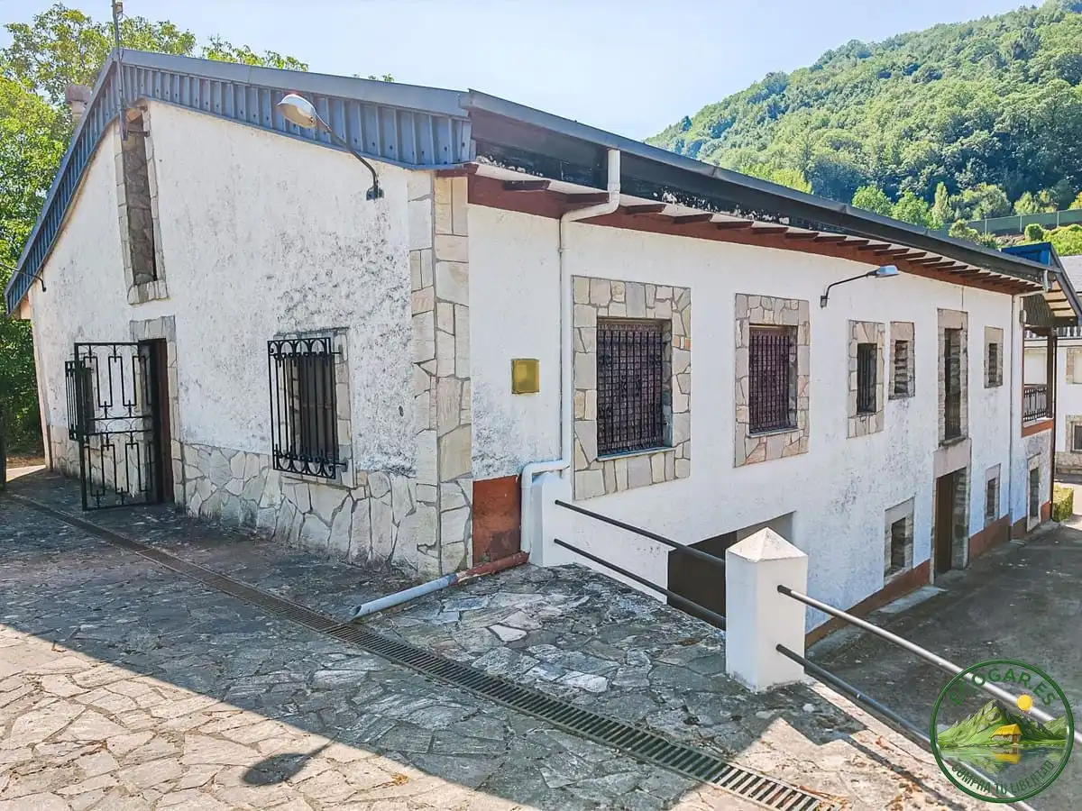Vista exterior de Casa o xalet en venda en Vega de Valcarce amb Calefacció, Jardí privat i Parquet