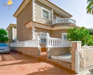 Vista exterior de Casa o xalet en venda en Torrevieja amb Jardí privat, Terrassa i Balcó