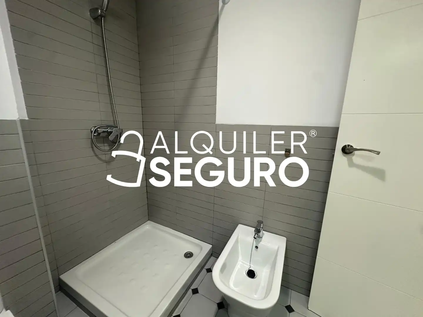 Bany de Pis de lloguer en Mislata amb Aire condicionat i Moblat