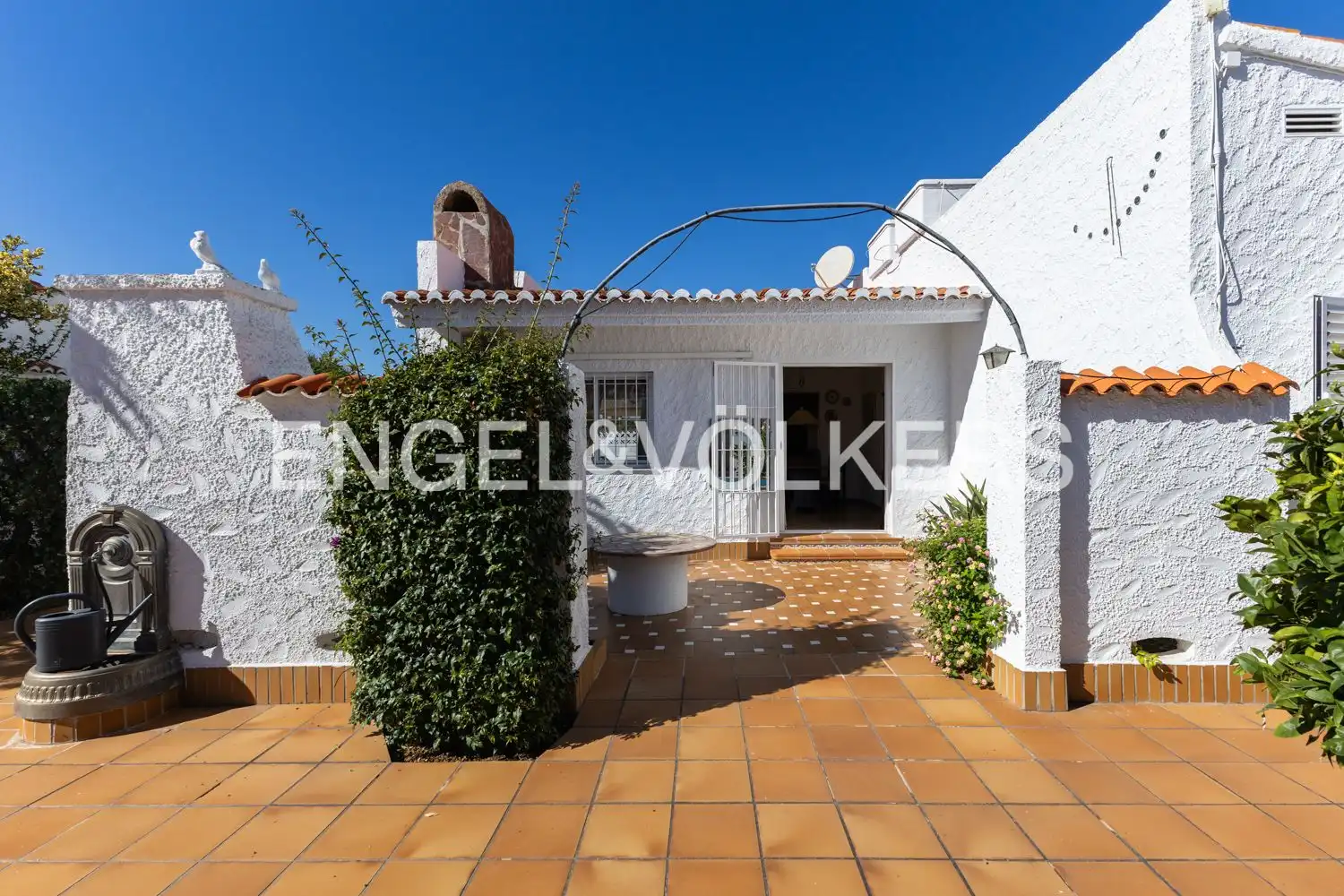 Vista exterior de Casa o xalet en venda en Sagunto / Sagunt amb Aire condicionat, Calefacció i Jardí privat
