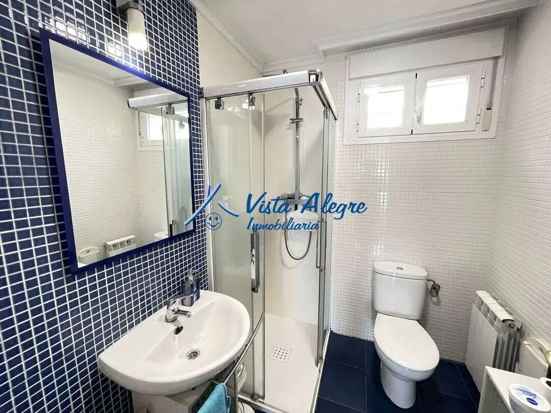 Badezimmer von Einfamilien-Reihenhaus zum Verkauf in Zarratón mit Heizung, Privatgarten und Parkett