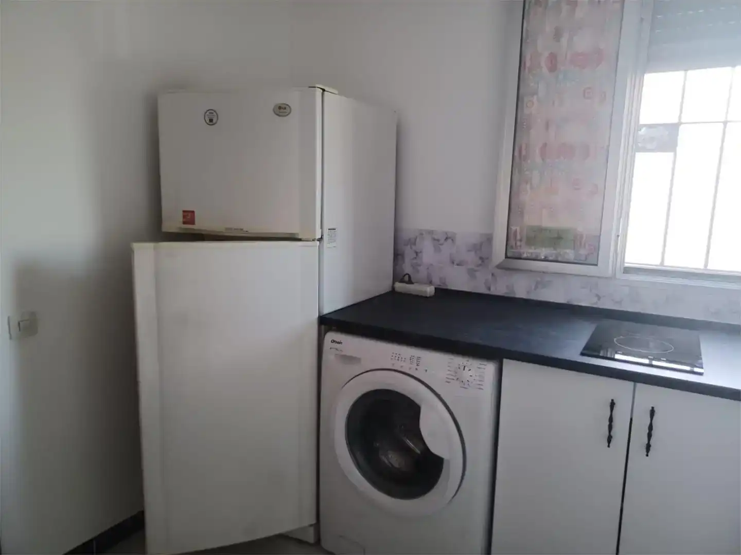 Kitchen of Flat for share in Dos Hermanas  with Air Conditioner, Furnished and Washing machine