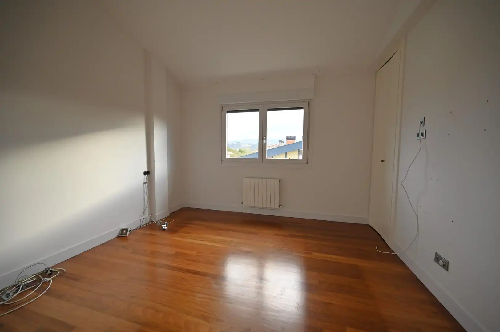 Habitación de Casa adosada en venta en Loiu con Aire acondicionado, Calefacción y Jardín privado