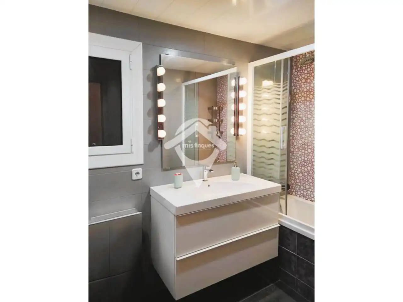 Bathroom of Flat for sale in Polinyà  with Air Conditioner, Heating and Parquet flooring