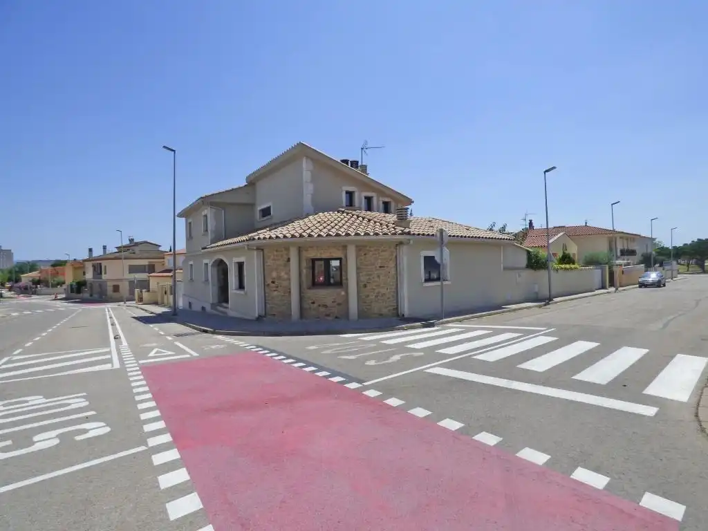 Vista exterior de Casa o xalet en venda en Vilafant amb Aire condicionat, Jardí privat i Terrassa
