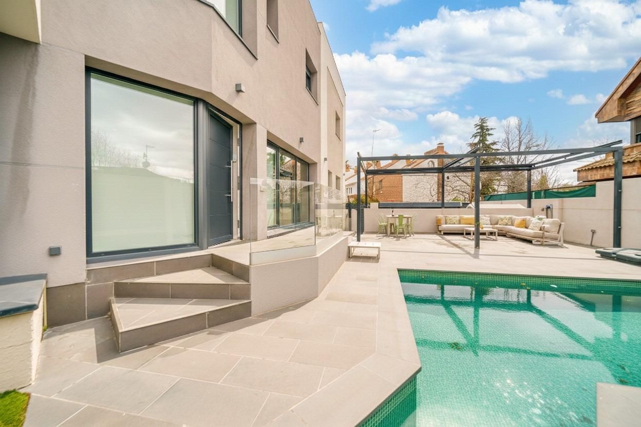 Swimming pool of Single-family semi-detached for sale in Pozuelo de Alarcón  with Air Conditioner, Private garden and Terrace