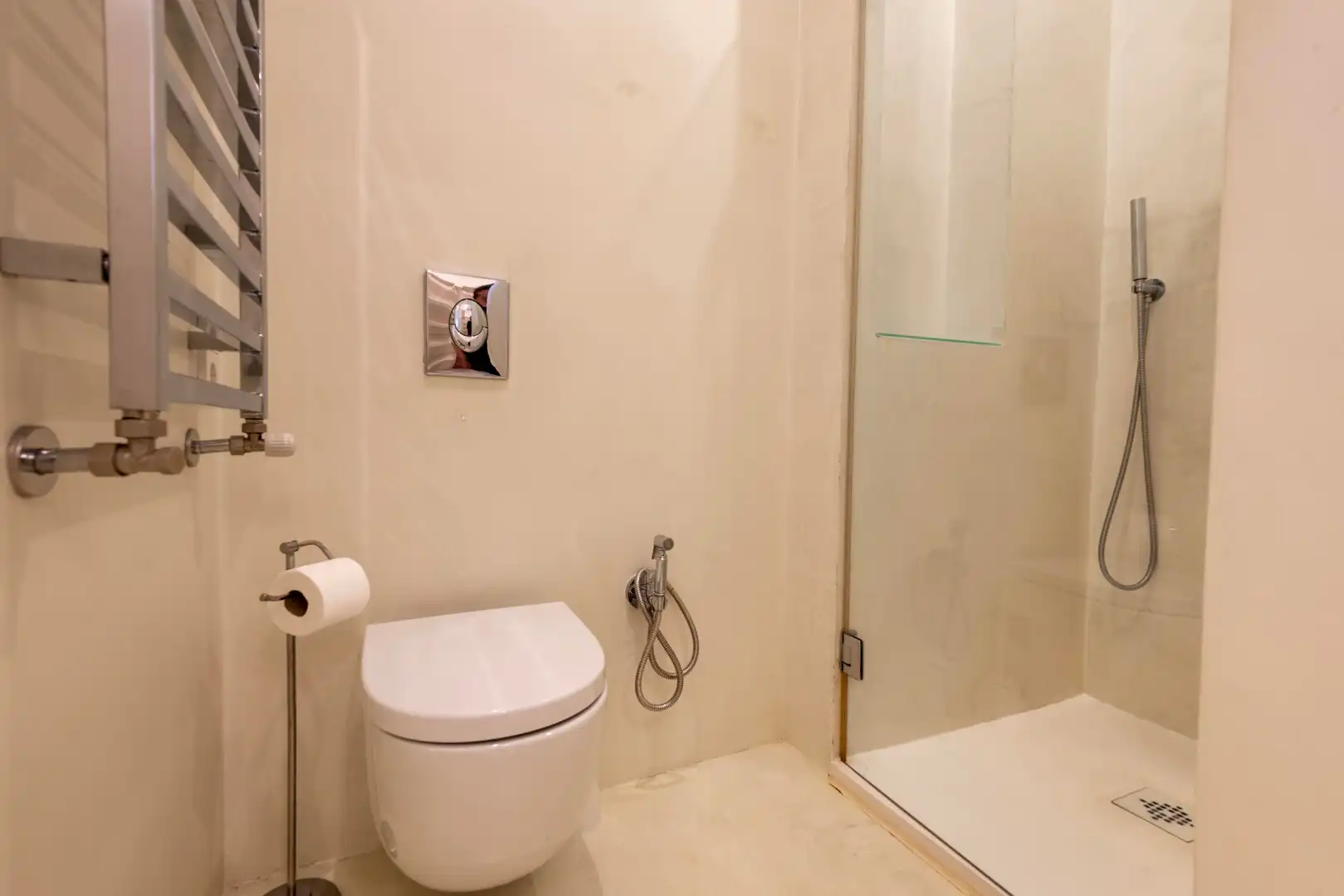 Bathroom of Flat for rent in Madrid  with Air Conditioner, Heating and Parquet flooring