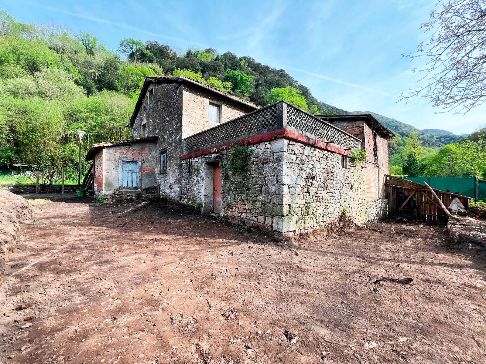 Vista exterior de Finca rústica en venda en Santo Adriano amb Terrassa