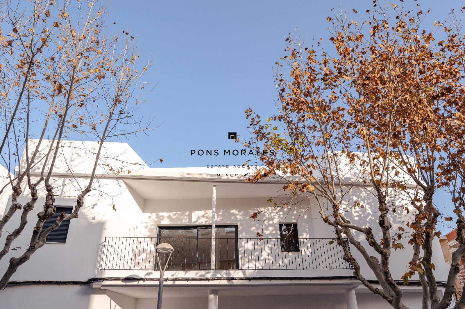 Vista exterior de Casa adosada en venda en Ciutadella de Menorca amb Aire condicionat, Calefacció i Jardí privat