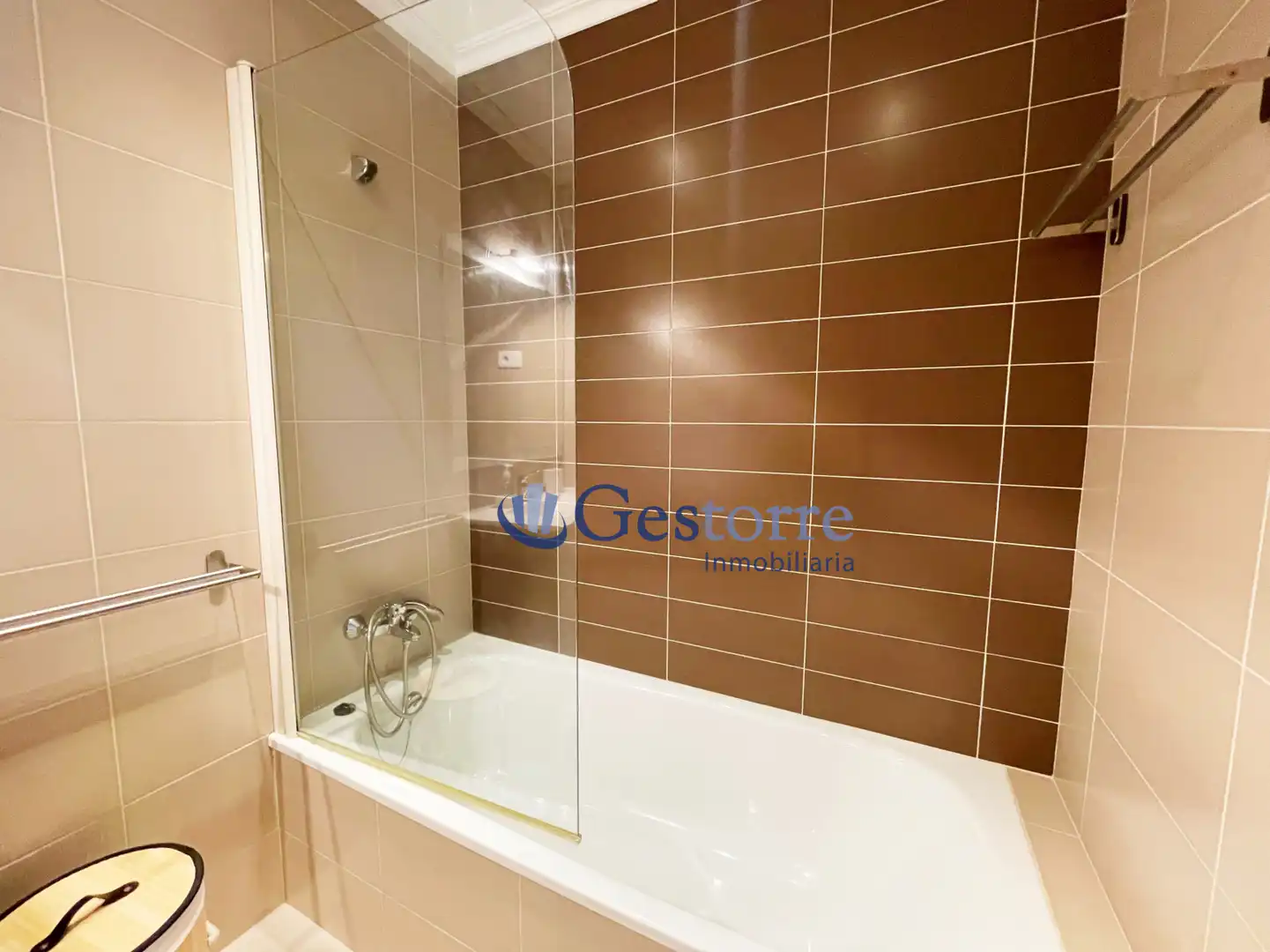 Baño de Piso de alquiler en Oviedo  con Calefacción, Parquet y Trastero