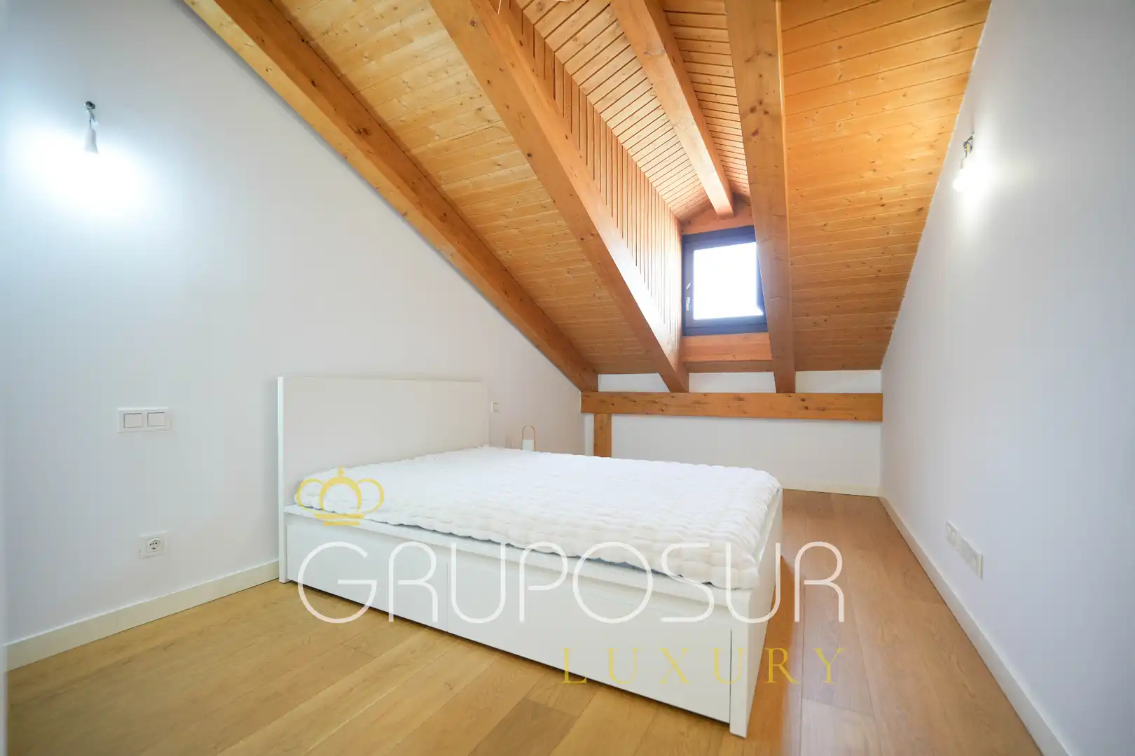 Schlafzimmer von Dachboden zum Verkauf in Valladolid mit Heizung, Parkett und Abstellraum