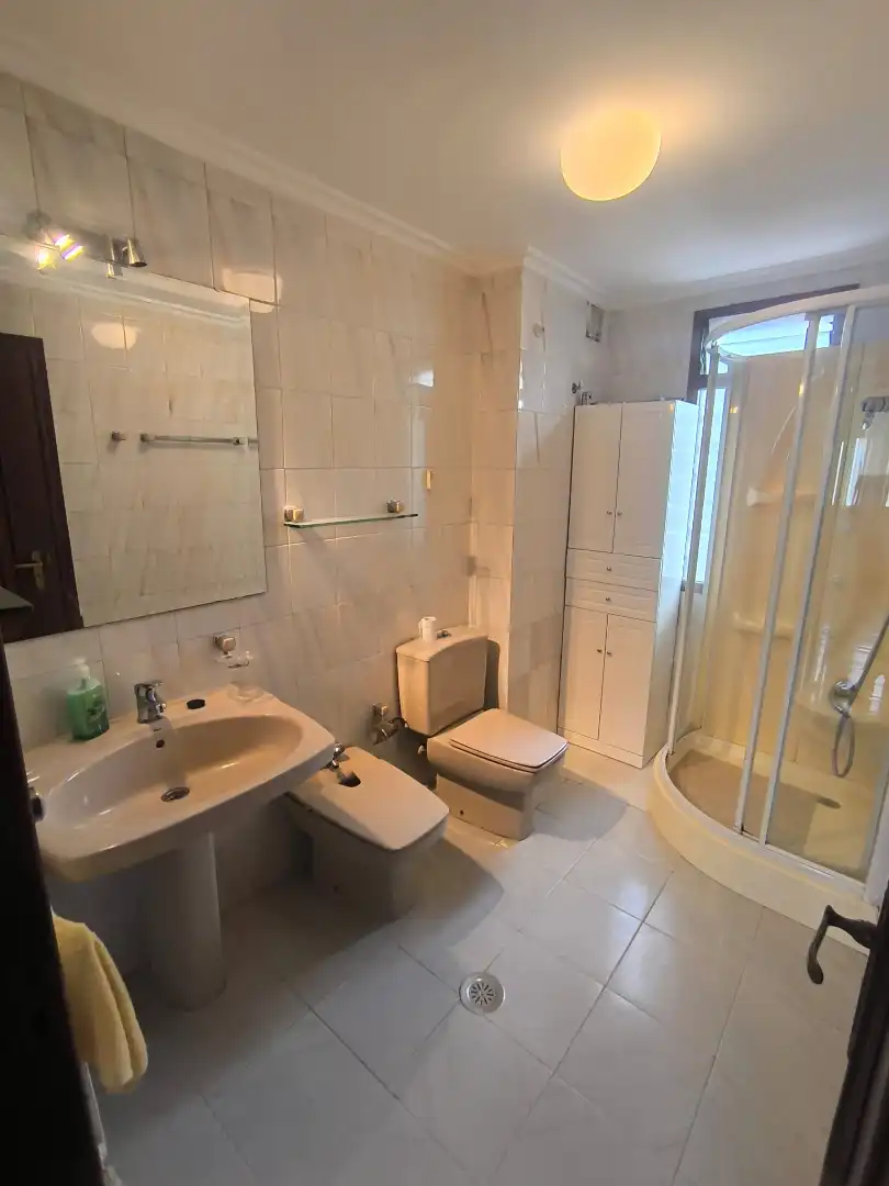 Baño de Piso en venta en Pontevedra Capital  con Calefacción, Parquet y Trastero
