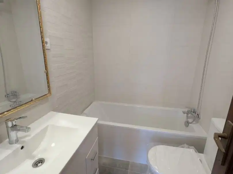 Badezimmer von Wohnung zur Miete in Madrid mit Klimaanlage, Heizung und Parkett