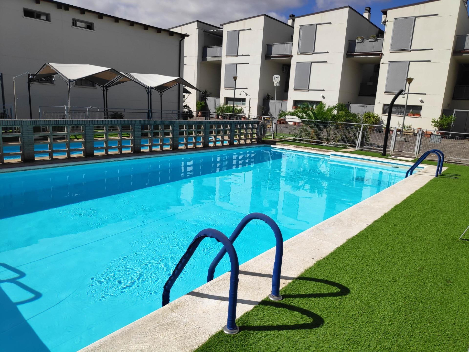 Swimming pool of Single-family semi-detached for sale in Plasencia  with Air Conditioner, Heating and Private garden