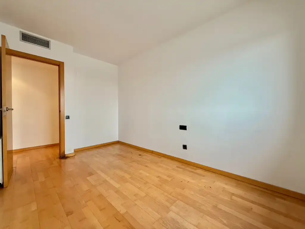 Schlafzimmer von Dachboden zum Verkauf in Figueres mit Heizung, Parkett und Terrasse