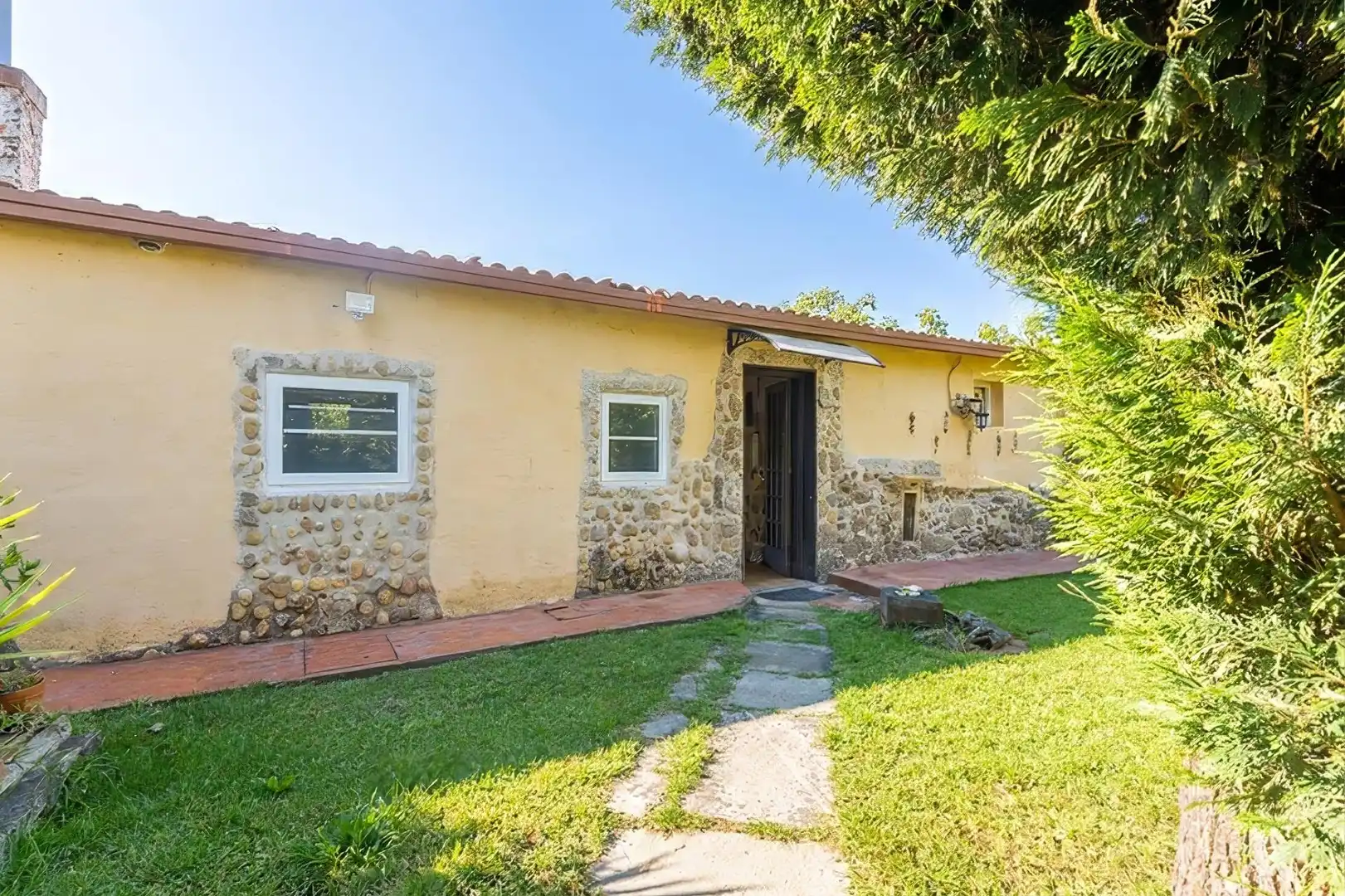 Vista exterior de Finca rústica en venda en Salvaterra de Miño amb Aire condicionat, Calefacció i Jardí privat