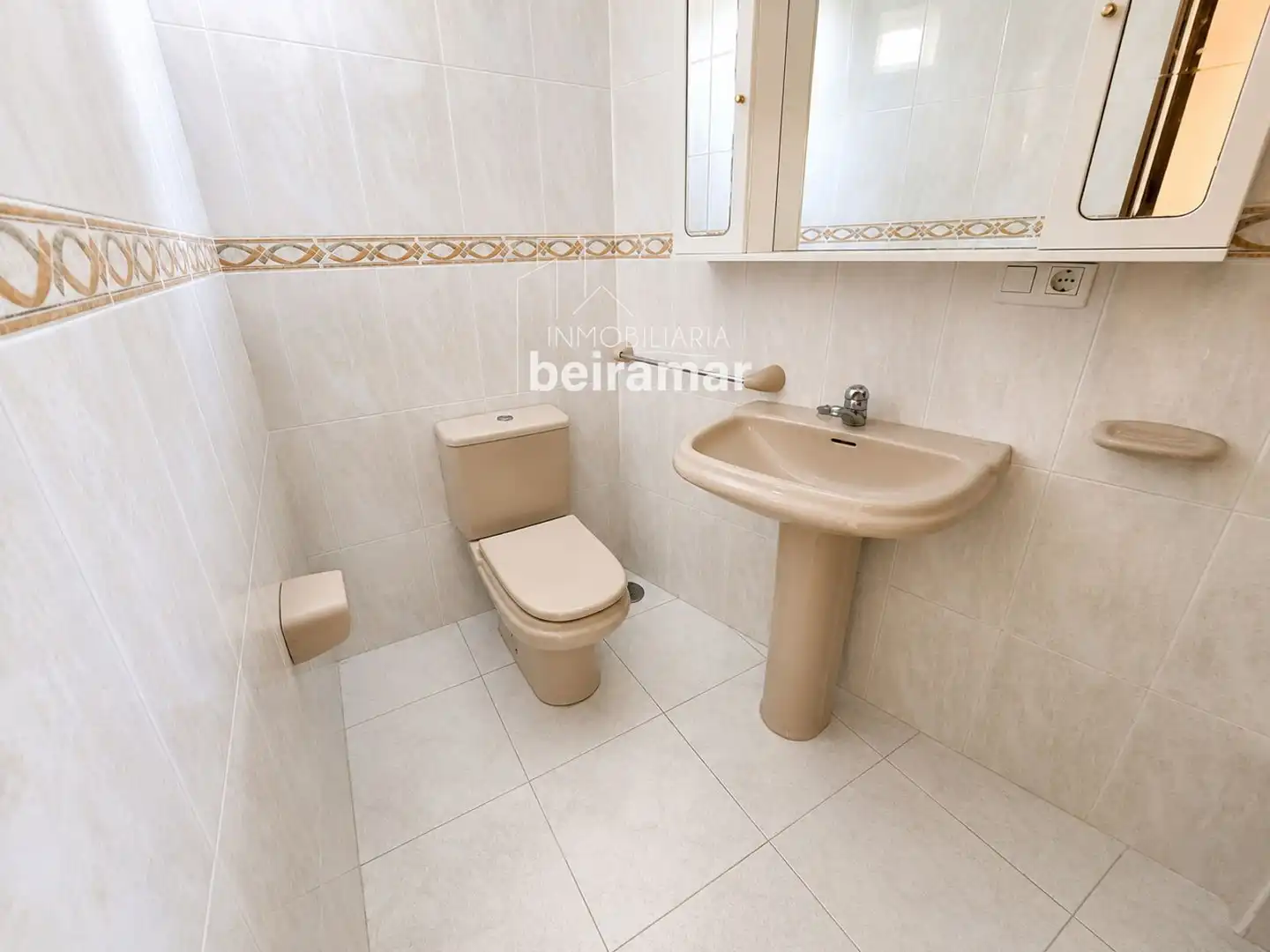 Baño de Piso en venta en Ribeira con Calefacción, Terraza y Trastero