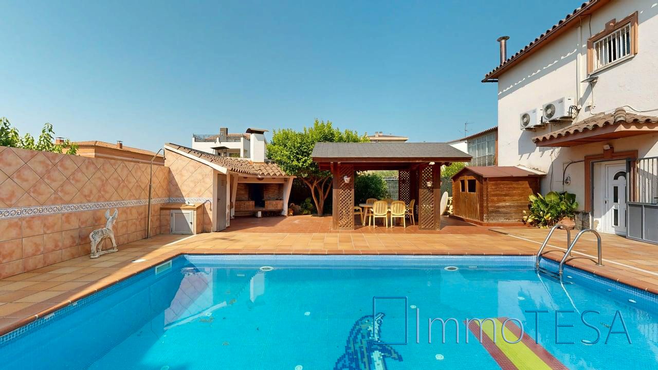 Swimming pool of House or chalet for sale in Barberà del Vallès  with Air Conditioner, Heating and Private garden
