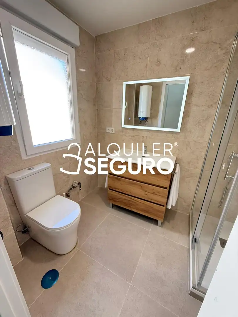 Badezimmer von Wohnung zur Miete in Madrid mit Klimaanlage, Terrasse und Möbliert