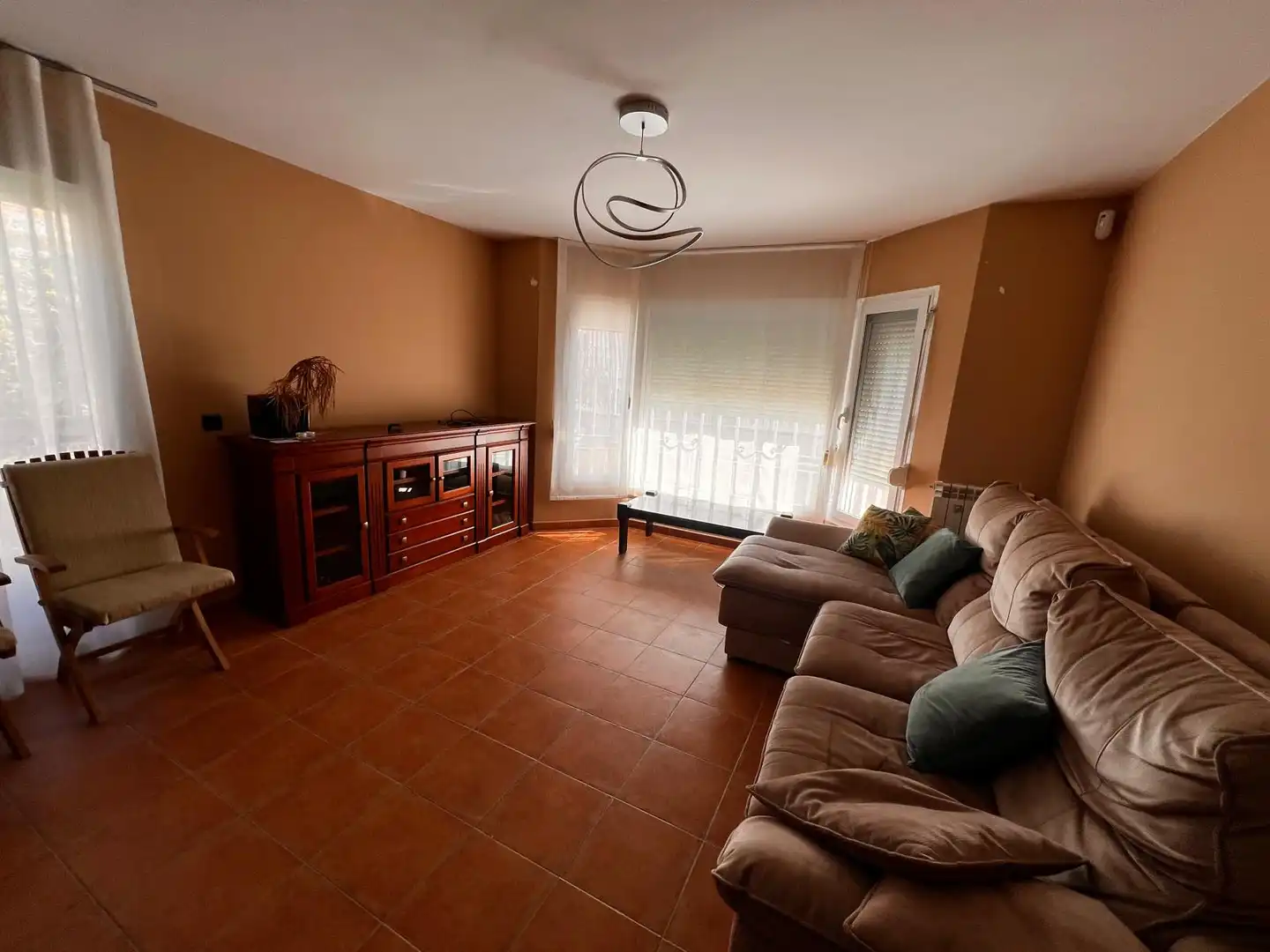 Sala de estar de Casa adosada en venta en Pozuelo del Rey con Calefacción, Piscina y Amueblado