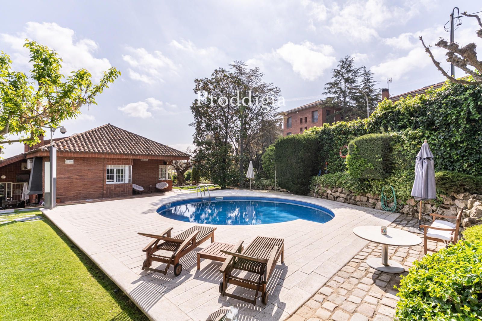 Piscina de Casa o xalet en venda en Cerdanyola del Vallès amb Aire condicionat, Calefacció i Traster