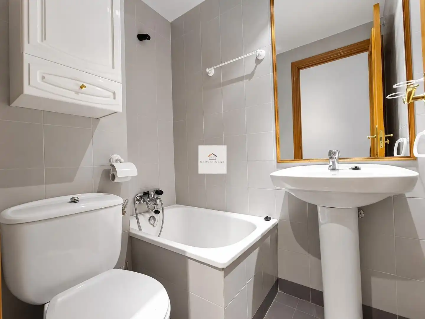 Bathroom of Flat for rent in Madrid  with Air Conditioner, Heating and Private garden