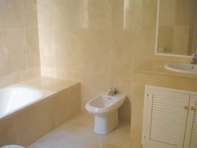 Baño de Apartamento en venta en Marbella con Aire acondicionado, Calefacción y Terraza