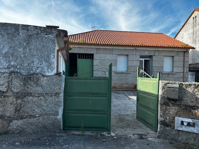 Vista exterior de Casa o xalet en venda en Vilagarcía de Arousa amb Jardí privat, Traster i Moblat