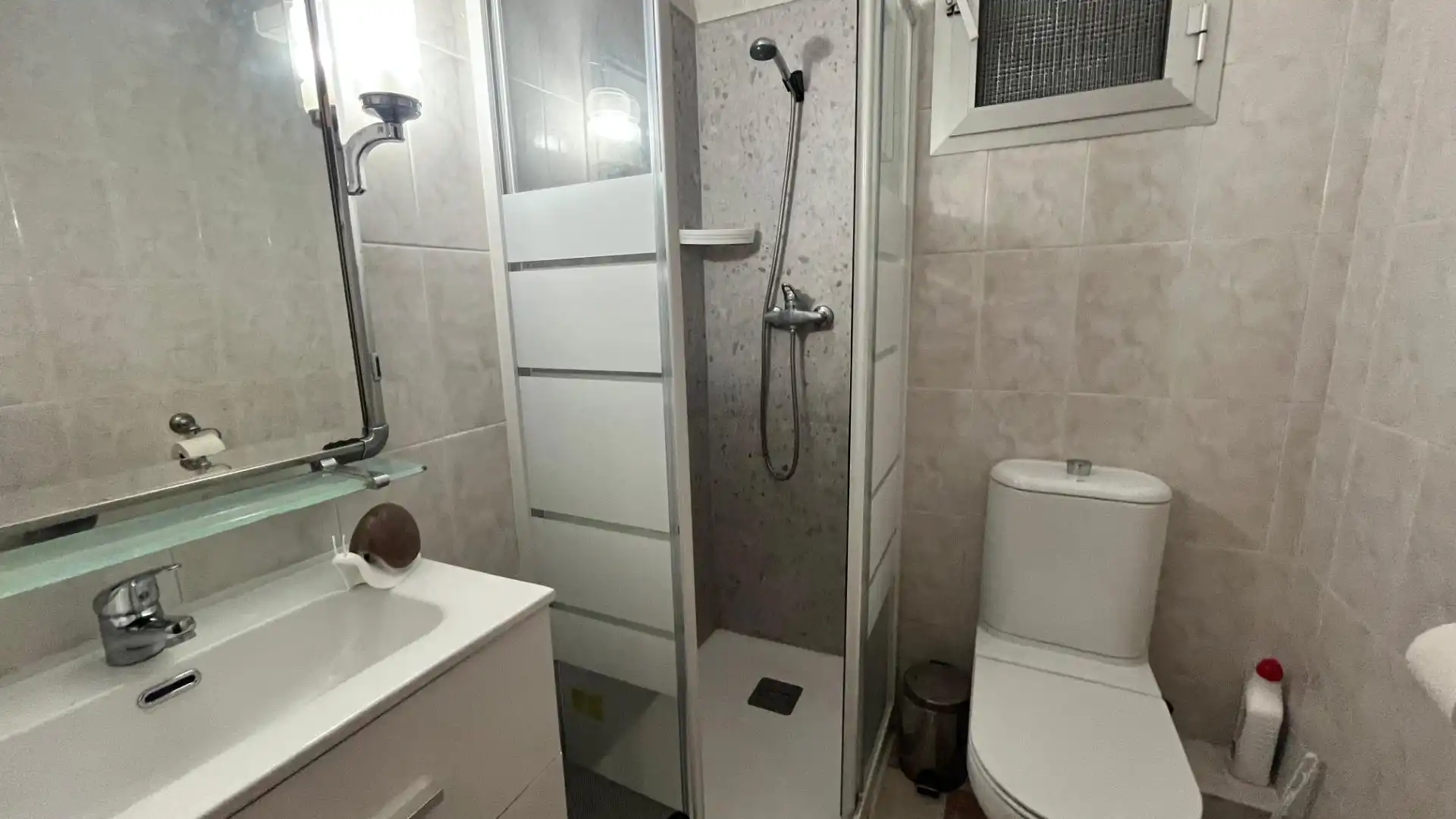 Baño de Piso de alquiler en Sevilla con Aire acondicionado y Terraza