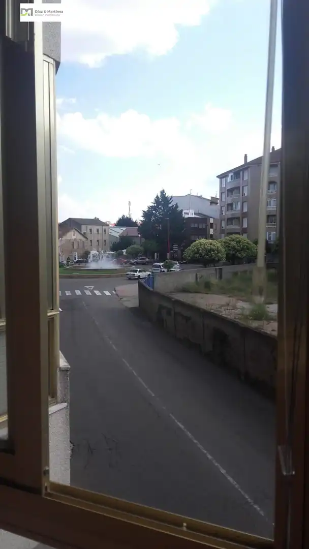 Vista exterior de Piso en venta en La Bañeza  con Calefacción y Terraza