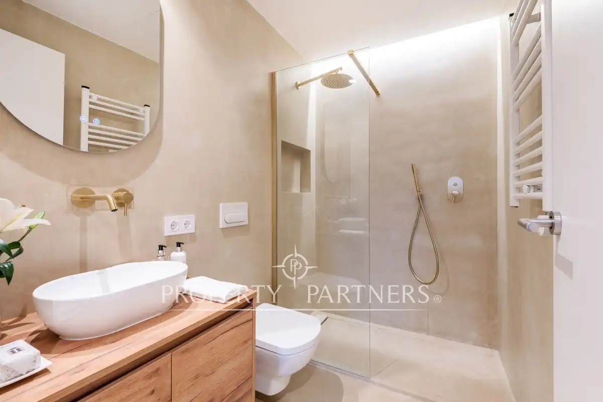 Badezimmer von Wohnungen zum Verkauf in Madrid mit Klimaanlage, Heizung und Möbliert