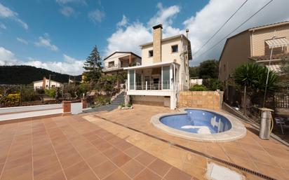 Vista exterior de Casa o xalet en venda en Sant Vicenç Dels Horts amb Aire condicionat, Terrassa i Balcó