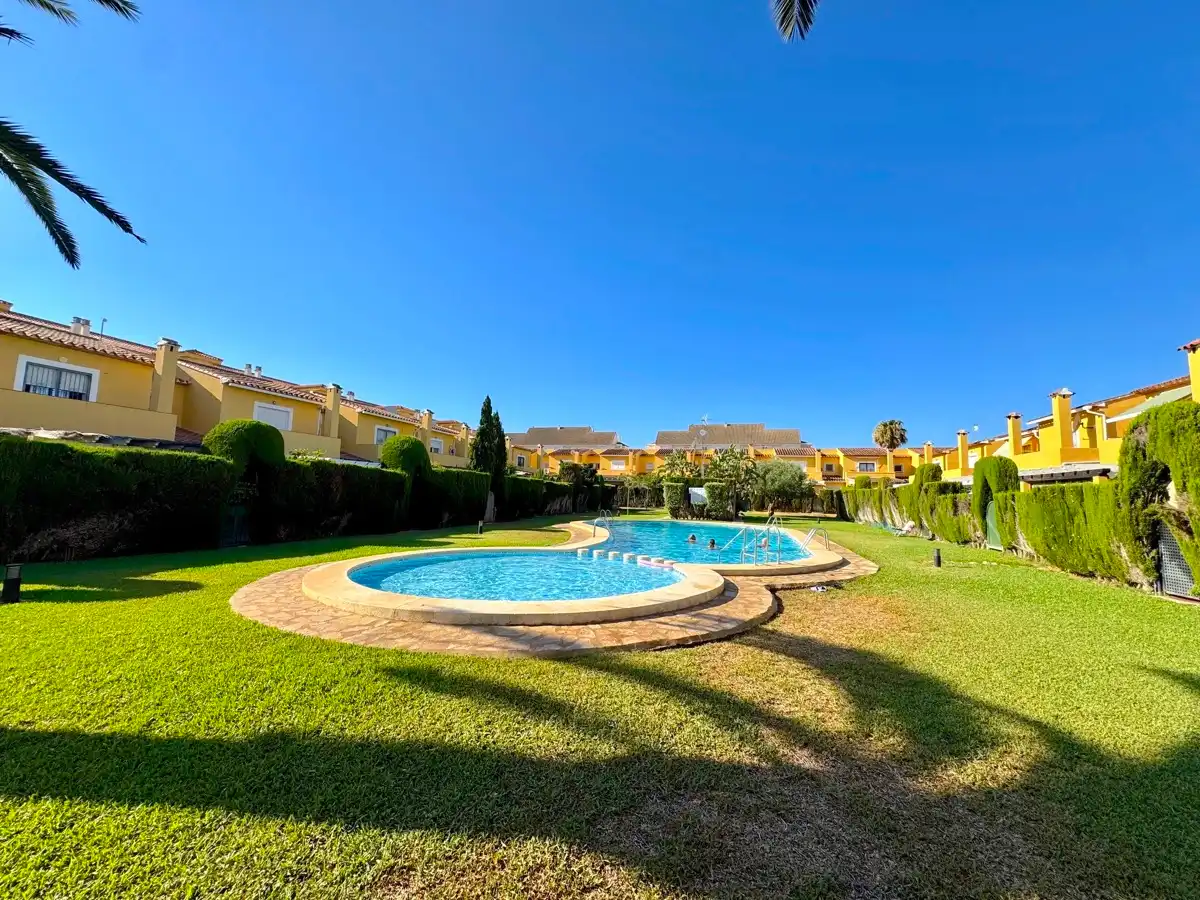 Piscina de Apartament en venda en Dénia amb Terrassa, Forn i Alarma