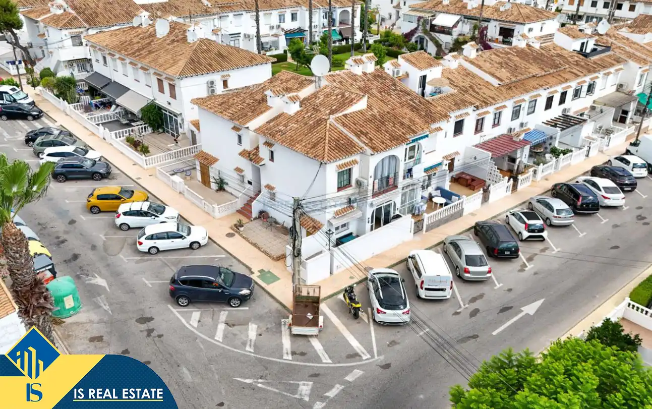 Vista exterior de Casa o xalet en venda en Torrevieja amb Aire condicionat, Calefacció i Terrassa