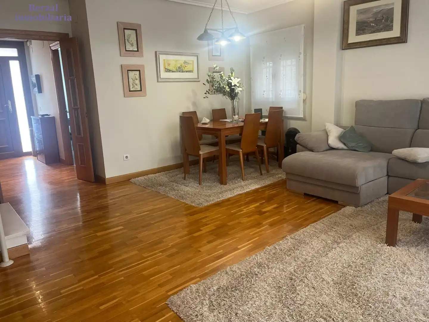 Sala d'estar de Casa adosada en venda en  Logroño amb Aire condicionat, Calefacció i Jardí privat