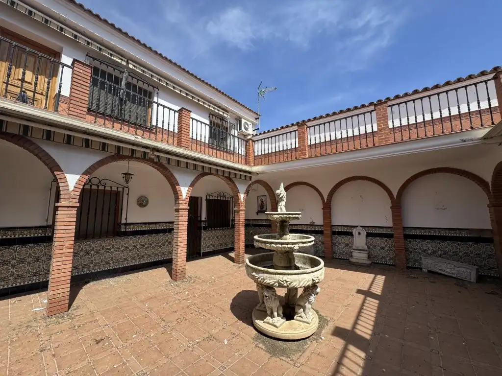 Vista exterior de Casa o xalet en venda en Valencia de las Torres amb Aire condicionat, Terrassa i Piscina