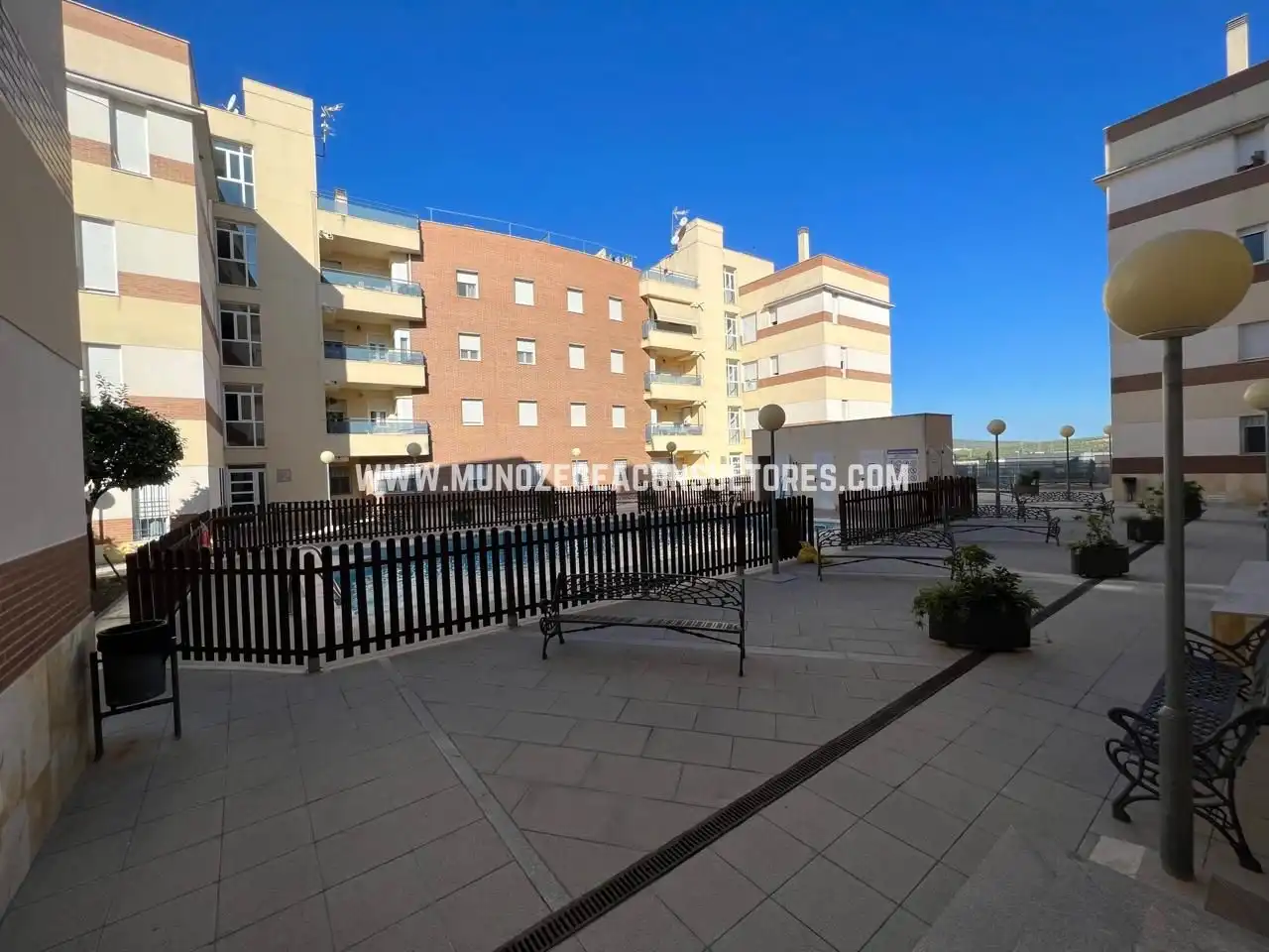 Vista exterior de Pis en venda en Lucena amb Aire condicionat