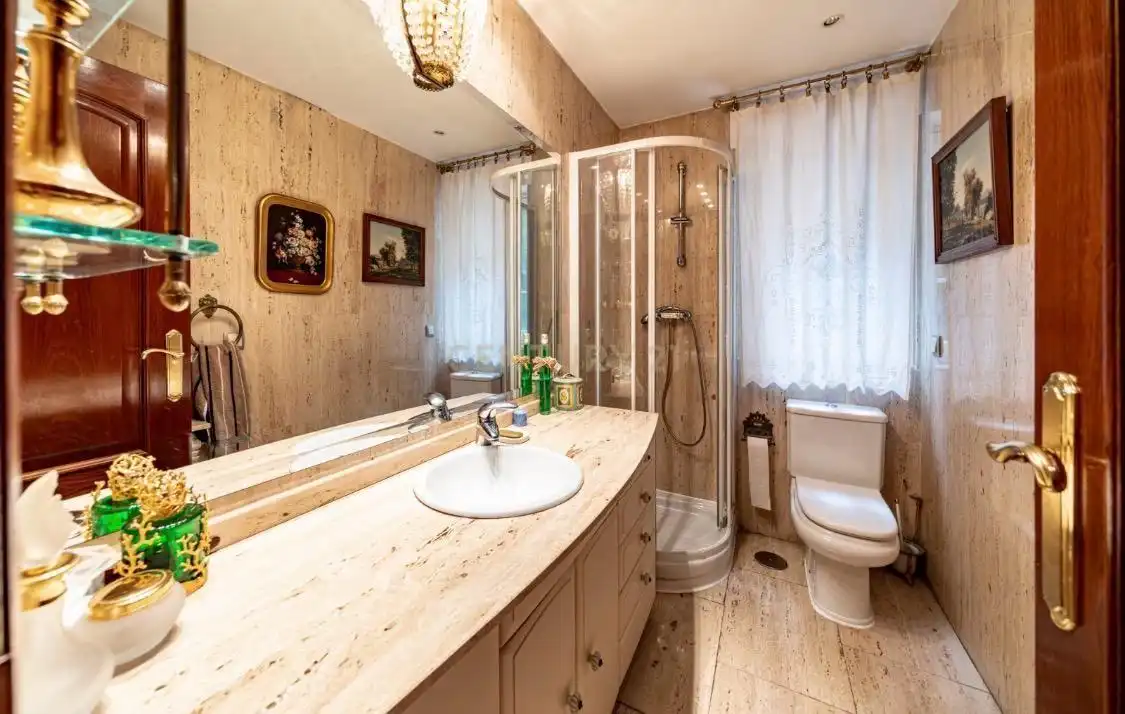 Baño de Casa o chalet en venta en Madrid con Aire acondicionado, Jardín privado y Trastero