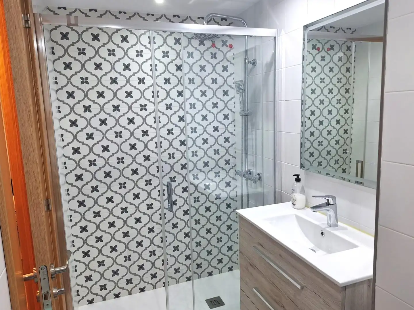 Bany de Apartament de lloguer en Oviedo  amb Calefacció i Moblat