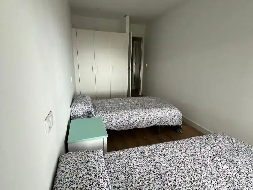 Dormitori de Casa adosada en venda en Vigo  amb Balcó