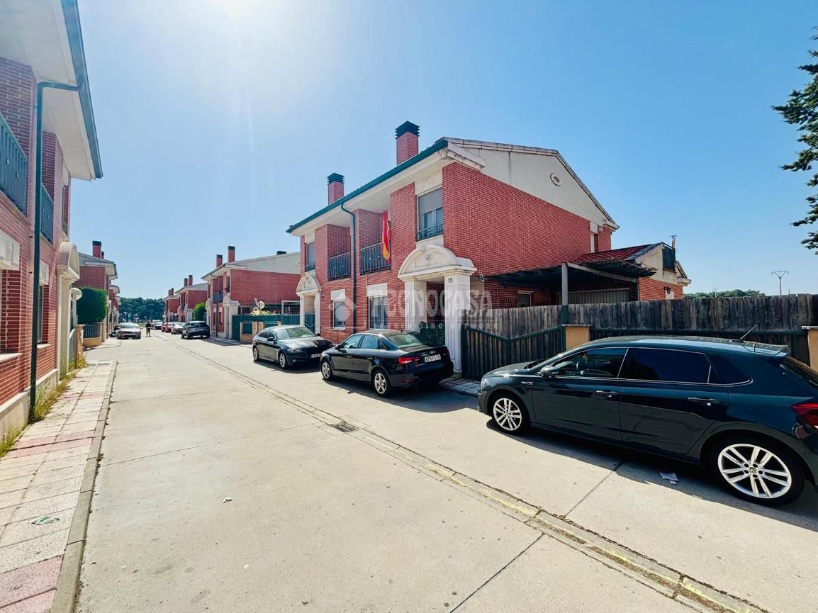 Vista exterior de Casa adosada en venda en Mojados amb Calefacció
