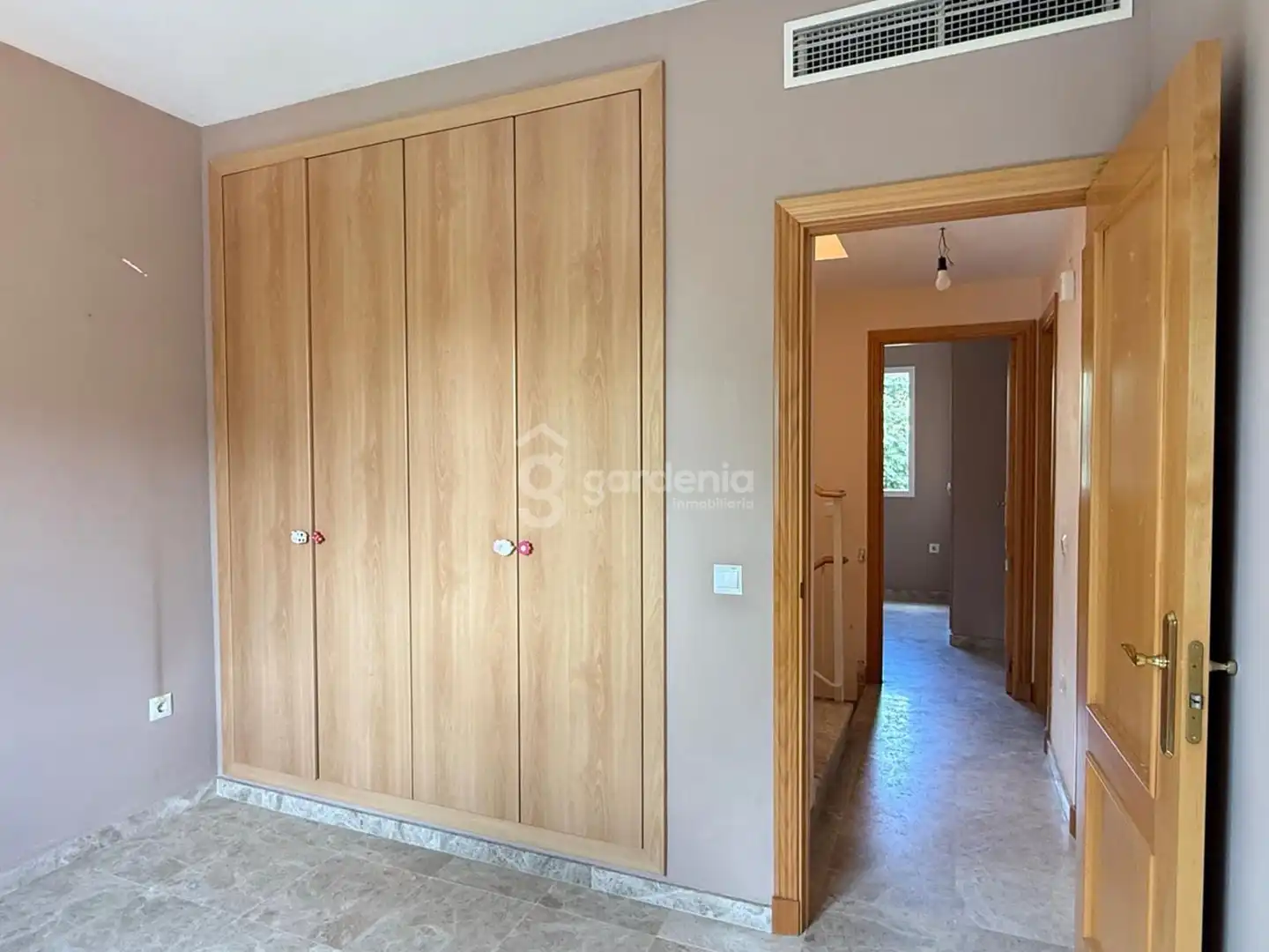 Habitación de Casa adosada en venta en Castilleja de la Cuesta con Aire acondicionado y Terraza