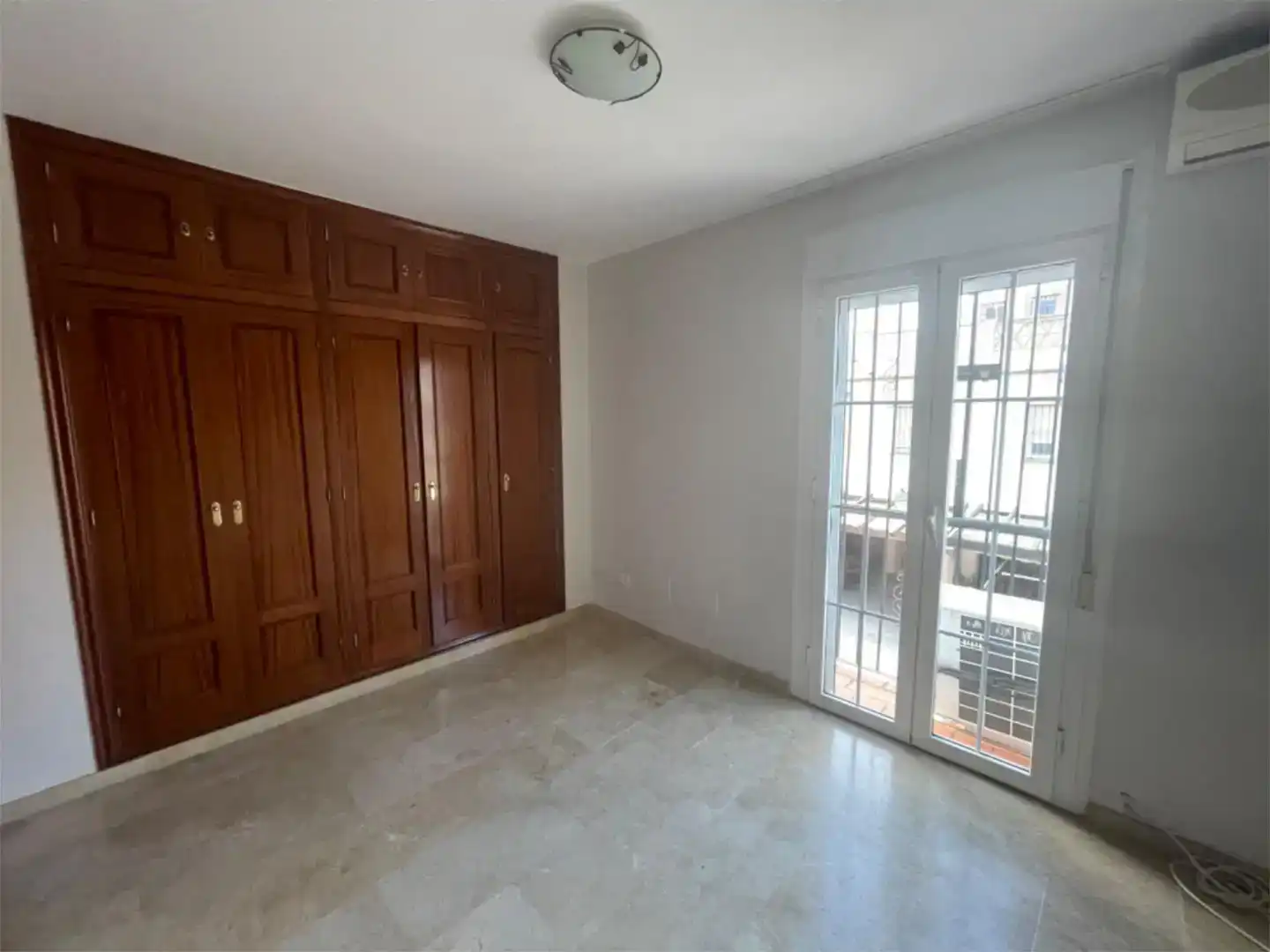 Dormitori de Casa adosada en venda en Estepona amb Aire condicionat, Piscina i Balcó