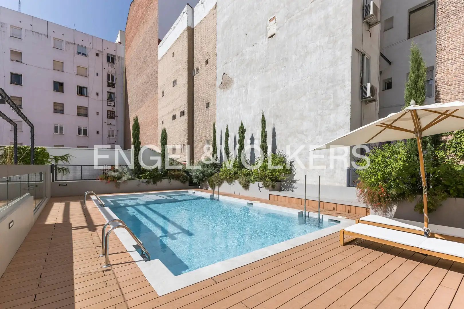 Piscina de Dúplex en venda en Madrid amb Aire condicionat, Calefacció i Jardí privat