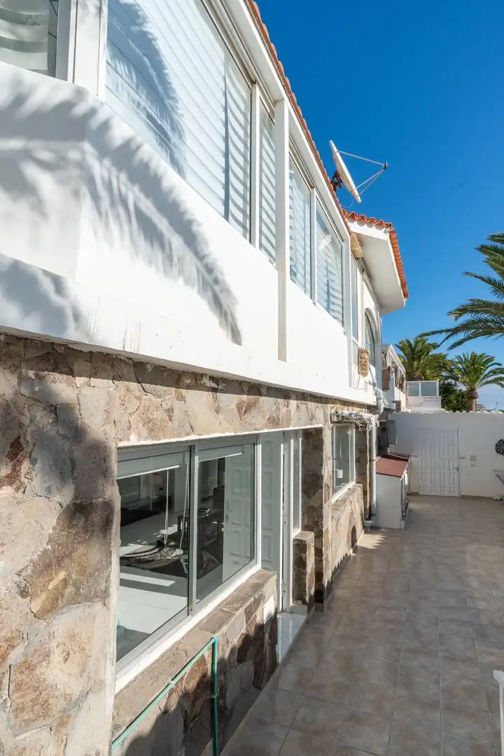 Vista exterior de Casa o xalet en venda en Granadilla de Abona amb Jardí privat, Terrassa i Piscina