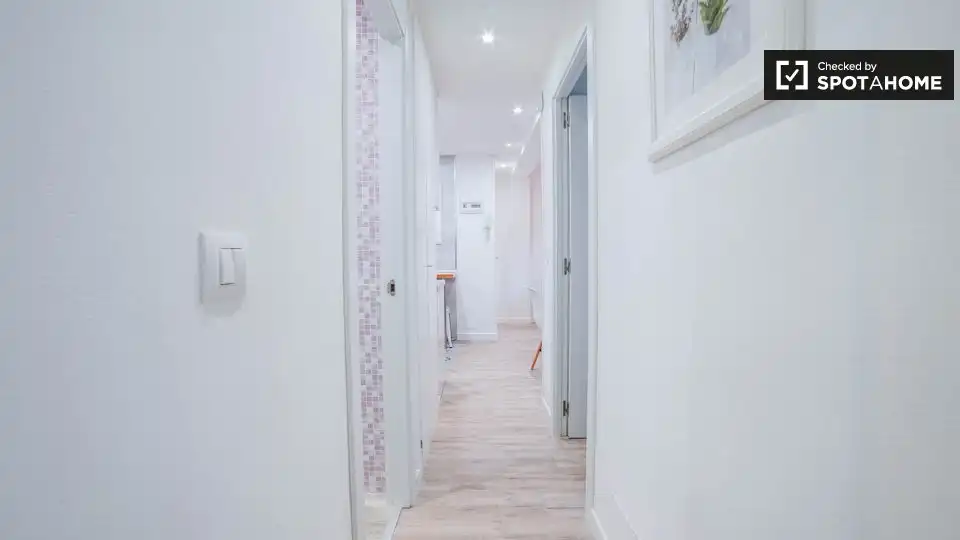 Flat for share in Madrid  with Air Conditioner, Heating and Terrace